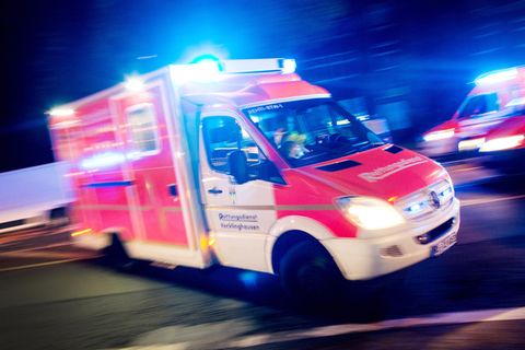 Ein Rettungswagen bei Nacht