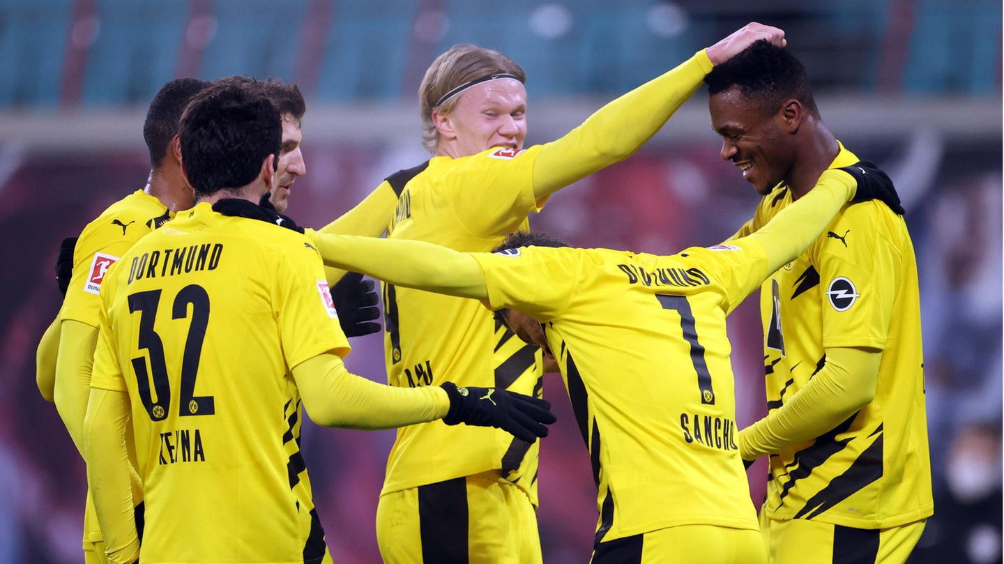 Erling Haaland (m.) scored two of the three Dortmund goals
