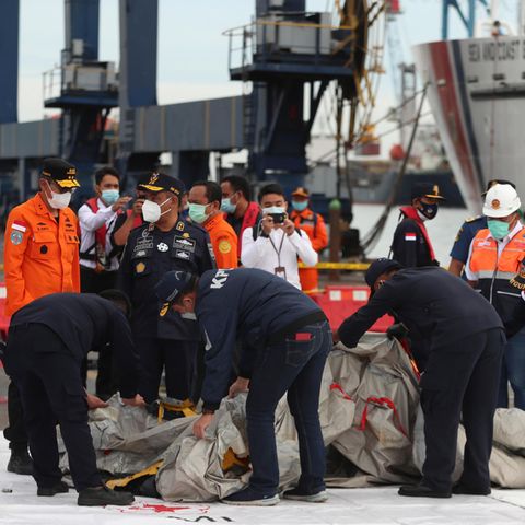 Flugzeugabsturz Indonesien: Behörden zeigen mutmaßliche Trümmer, die im Wasser vor der Insel Java gefunden wurden