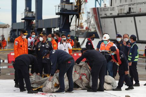 Flugzeugabsturz Indonesien: Behörden zeigen mutmaßliche Trümmer, die im Wasser vor der Insel Java gefunden wurden