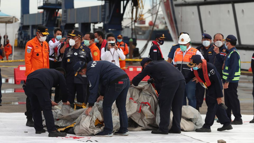 Flugzeugabsturz Indonesien: Behörden zeigen mutmaßliche Trümmer, die im Wasser vor der Insel Java gefunden wurden