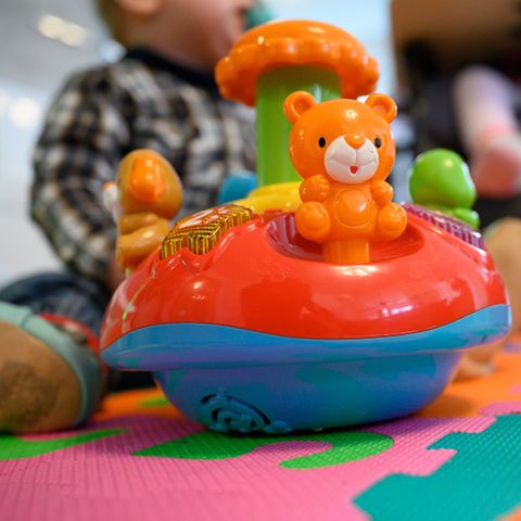 Kinderspielzeug liegt auf dem Boden