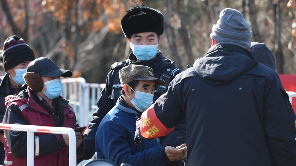 Bewohner der chinesischen Hauptstadt Peking warten ein einer Schlange, um sich auf das Coronavirus testen zu lassen