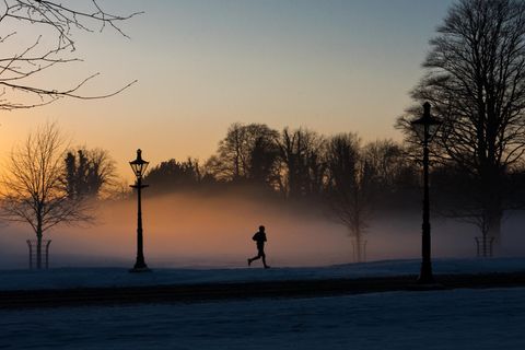 Joggen anfangen: Jogger läuft in den frühen Morgenstunden im Nebel