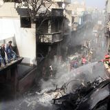 Pakistan, Mai 2020  Kurz vor der Landung in Karatschi stürzt ein Airbus A320 der Fluggesellschaft Pakistan International Airlines in ein Wohngebiet. 97 Menschen sterben, zwei überleben. Als Grund werden Fehlentscheidungen von Piloten und Fluglotsen genannt.