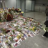 Iran, Januar 2020  Kurz nach dem Start in Teheran wird eine Boeing 737-800 der Gesellschaft Ukraine International Airlines von einer Rakete abgeschossen. Keiner der 176 Insassen überlebt. Zunächst bestreitet Iran den Abschuss, spricht dann von einem Versehen.