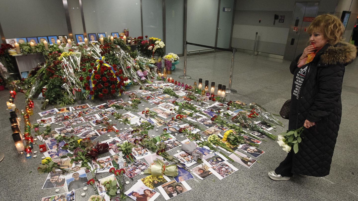 Iran, Januar 2020  Kurz nach dem Start in Teheran wird eine Boeing 737-800 der Gesellschaft Ukraine International Airlines von einer Rakete abgeschossen. Keiner der 176 Insassen überlebt. Zunächst bestreitet Iran den Abschuss, spricht dann von einem Versehen.