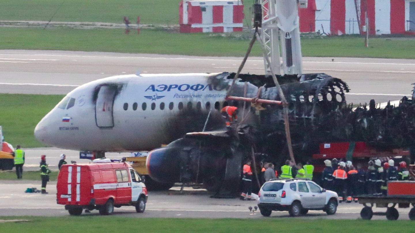 Russland, Mai 2019  Ein Flugzeug vom Typ Suchoi Superjet-100 der Gesellschaft Aeroflot prallt beim Landeanflug in Moskau mehrfach auf den Boden und fängt Feuer. 41 Menschen sterben, 37 können sich retten. Russische Ermittler geben dem Piloten die Hauptschuld.