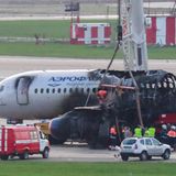 Russland, Mai 2019  Ein Flugzeug vom Typ Suchoi Superjet-100 der Gesellschaft Aeroflot prallt beim Landeanflug in Moskau mehrfach auf den Boden und fängt Feuer. 41 Menschen sterben, 37 können sich retten. Russische Ermittler geben dem Piloten die Hauptschuld.
