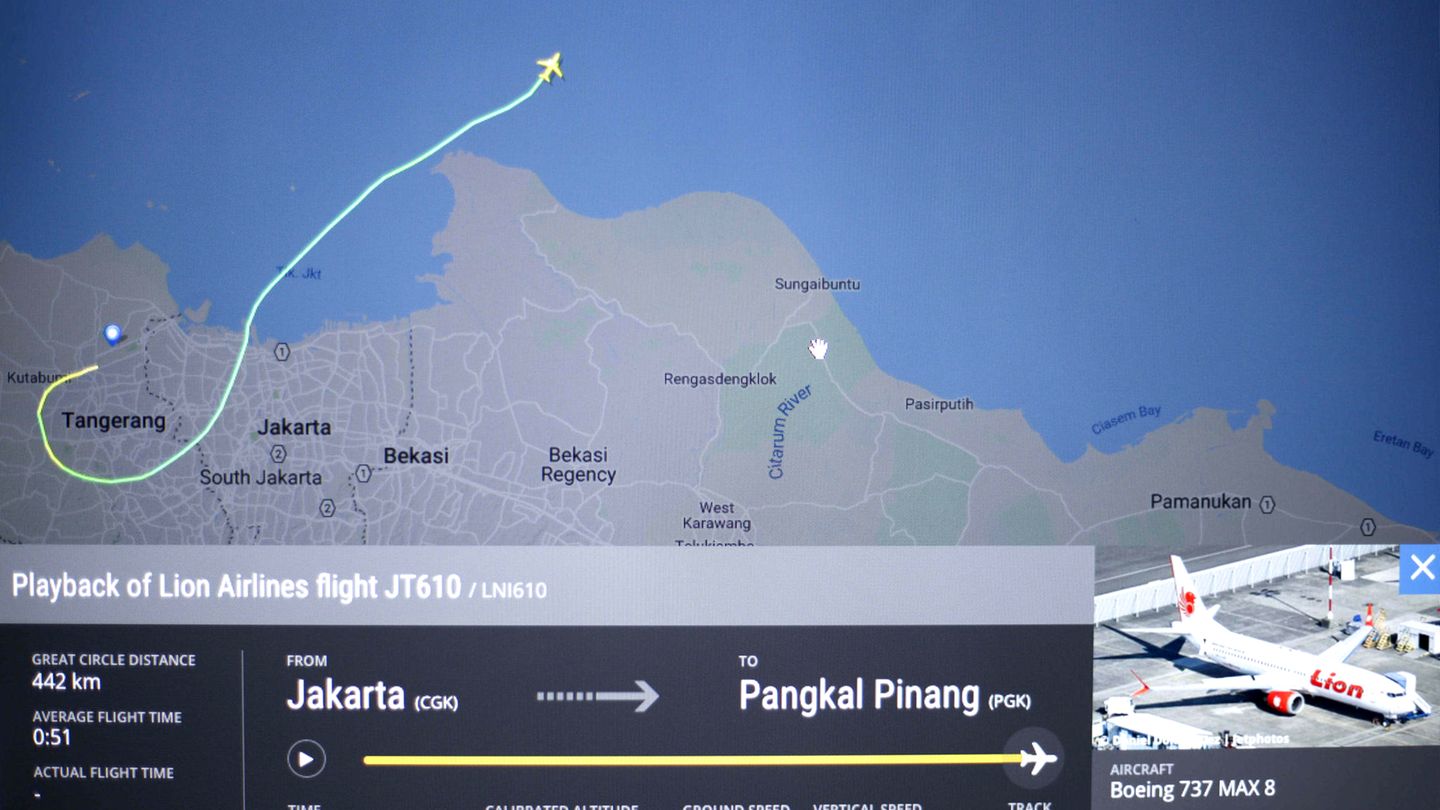 Luftfahrt: Indonesien, Oktober 2018 Alle 189 Menschen in einer Boeing 737 Max 8 kommen ums Leben. Die Lion-Air-Maschine war kurz nach dem Start in Jakarta aus großer Höhe ins Meer gestürzt. Grund für das Unglück war eine ganze Serie von Fehlern. Im Zentrum der Kritik auch hier: MCAS Indonesien, Oktober 2018 Alle 189 Menschen in einer Boeing 737 Max 8 kommen ums Leben. Die Lion-Air-Maschine war kurz nach dem Start in Jakarta aus großer Höhe ins Meer gestürzt. Grund für das Unglück war eine ganze Serie von Fehlern. Im Zentrum der Kritik auch hier: MCAS