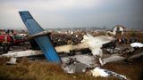 Nepal, März 2018  Bei der Bruchlandung einer Propeller-Maschine vom Typ Bombardier Dash 8 in Kathmandu sterben rund 50 der 71 Insassen. Das US-Bangla-Flugzeug war durch Pilotenfehler von der Landebahn abgekommen und in Flammen aufgegangen.