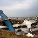 Nepal, März 2018  Bei der Bruchlandung einer Propeller-Maschine vom Typ Bombardier Dash 8 in Kathmandu sterben rund 50 der 71 Insassen. Das US-Bangla-Flugzeug war durch Pilotenfehler von der Landebahn abgekommen und in Flammen aufgegangen.