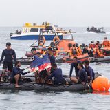 Bild 1 von 9 der Fotostrecke zum Klicken:  Indonesien, Januar 2021  Ein Passagierflugzeug der indonesischen Sriwijaya Air mit 62 Menschen an Bord war kurz nach dem Start in Jakarta ins Meer gestürzt. Die Boeing 737-500 war auf dem Weg nach Pontianak auf der Insel Borneo, als sie nach nur fünf Minuten Flugzeit plötzlich um 14.40 Uhr Ortszeit vom Radar verschwand. In der Maschine waren 50 Passagiere, darunter sieben Kinder und drei Babys, zudem zwölf Crew-Mitglieder.