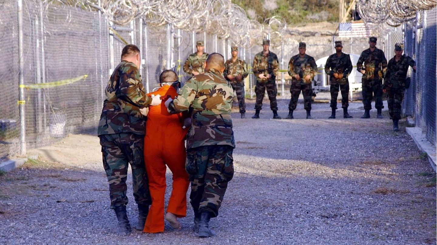 11. Januar 2002: In den Käfigen von Guantanamo werden erste Häftlinge eingesperrt   Das Gefangenenlager Guantanamo ist zum Sinnbild US-amerikanischer Willkür und Folter geworden. 2002 hatte der damalige US-Präsident George W. Bush das Gefangenenlager auf dem Gelände einer US-Militärbasis auf Kuba eröffnet, als Reaktion auf den Anschlag auf das World Trade Center. Am 11. Januar desselben Jahres kamen die ersten Gefangenen in dem Lager an. Die Fotoaufnahme zeigt, wie die Militärpolizei der US-Armee einen Häftling in seine Zelle im Camp X-Ray bringt.   780 Häftlinge waren zunächst in dem Lager untergebracht, meist wegen angeblicher Verbindungen zum Terrornetzwerk Al-Kaida oder den Taliban. Die ersten Gefangenen waren in Käfigen im Freien eingesperrt, inzwischen besteht das Lager aus mehreren Hochsicherheitsgefängnissen.  Das Gefangenenlager wurde bereits kurz nach der Gründung weltweit kritisiert. 2013 kam eine US-Kommission offiziell zu dem Schluss, dass dort Gefangene gefoltert wurden. Amnesty International forderte, das Lager aufzulösen und bezeichnete es als einen "Schandfleck in der Menschenrechtsbilanz der USA". Die zeitweise bis zu 1.000 Häftlinge wurden hier ohne Rücksicht auf Kriegs- und Völkerrecht ohne Anklage unbefristet festgesetzt und zum Teil gefoltert.   Barack Obama hatte zwar zu seinem Amtsantritt Anfang 2009 versprochen, Guantánamo innerhalb eines Jahres zu schließen, scheiterte aber damit am Widerstand der Republikaner im US-Kongress. Donald Trump wollte anschließend nichts von dem Versprechen seines Vorgängers wissen. Bis heute ist das Gefangenlager in Betrieb. 