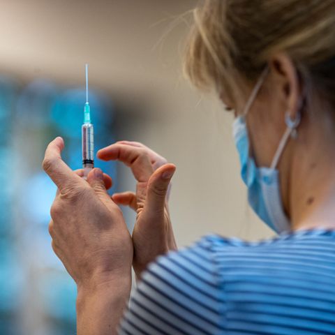 Eine medizinische Angestellte bereitet eine Imfpung vor