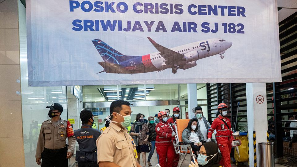 Sriwijaya-Air-Absturz: Für Angehörige des Fluges SJ182 wurde am Flughafen von Jakarta ein Krisenzentrum eingreichtet.
