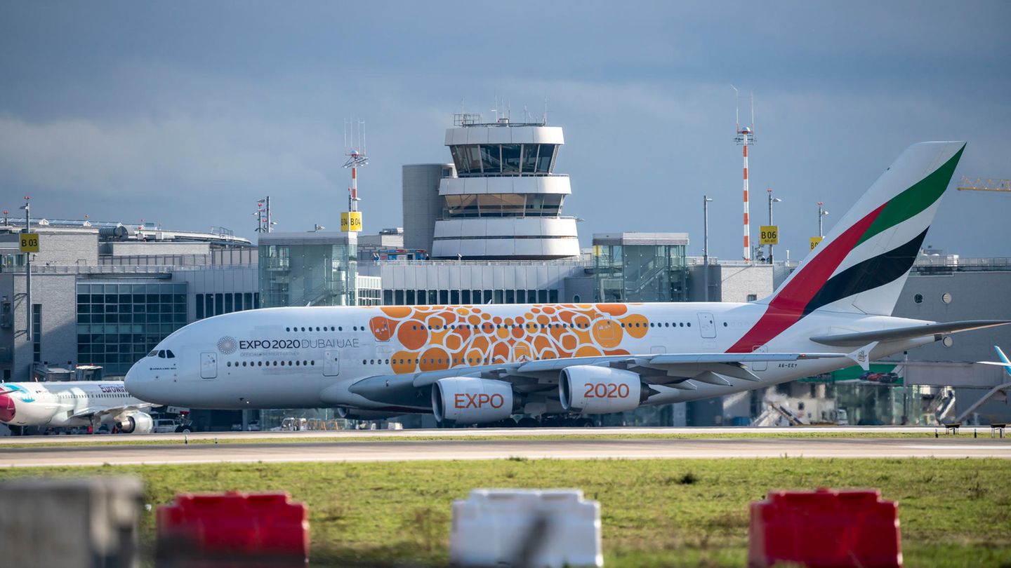 Platz 1: Emirates Airlines  Mit einem Risikoindex von 94,75 Prozent führt Emirates das Sicherheits-Ranking 2020 wie schon im Jahr zuvor an. Die Golf-Airline betreibt die größte Langstreckenflotte der Welt, darunter mehr als 100 Airbus A380. Das Durchschnittsalter beträgt 7,7 Jahre.  Das Ranking aller 100 größten Airlines ist in der Februar-Ausgabe 2021 von "Aero International" zu lesen, die am 14. Januar erscheint.