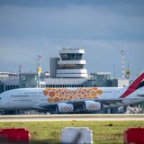 Platz 1: Emirates Airlines  Mit einem Risikoindex von 94,75 Prozent führt Emirates das Sicherheits-Ranking 2020 wie schon im Jahr zuvor an. Die Golf-Airline betreibt die größte Langstreckenflotte der Welt, darunter mehr als 100 Airbus A380. Das Durchschnittsalter beträgt 7,7 Jahre.  Das Ranking aller 100 größten Airlines ist in der Februar-Ausgabe 2021 von "Aero International" zu lesen, die am 14. Januar erscheint.