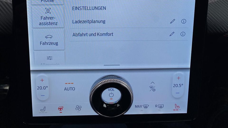 E-Mobilität: Riesiges Display: Zwischen Fahrer und Beifahrer ist ein großer Touchscreen mit praktischem Retro-Drehrad Riesiges Display: Zwischen Fahrer und Beifahrer ist ein großer Touchscreen mit praktischem Retro-Drehrad