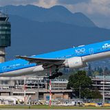 Platz 6: KLM  Wieder in den Top 10 der sichersten Airlines ist KLM mit einem Sicherheitsindex von 92,97. Im Bild eine Boeing 777 beim Start am Vancouver International Airport.