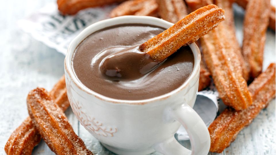 Churros schmecken besonders gut in Kombination mit selbst gemachter Schokosoße.