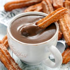 Churros schmecken besonders gut in Kombination mit selbst gemachter Schokosoße.
