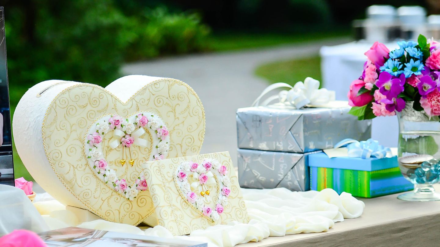 Hochzeitsgeschenke liegen auf einem Gabentisch