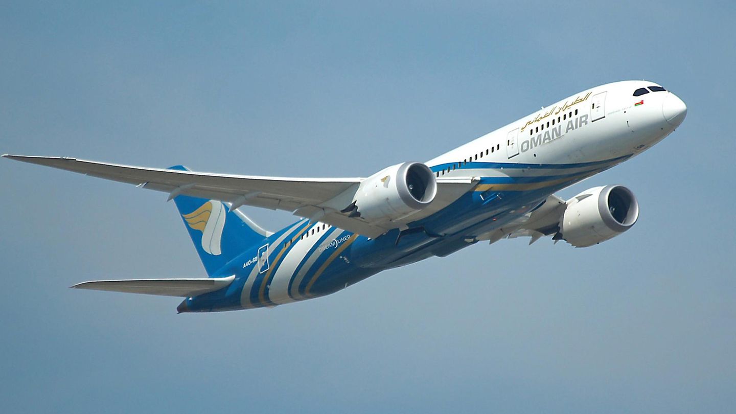 Platz 8: Oman Air  Newcomer unter den Top 10 ist die Fluggesellschaft Oman Air mit Sitz im Maskat, die erst vor wenigen Jahren auch ins Langsteckengeschäft eingestiegen und vor Conona zum Beispiel von München via Oman nach Bangkok geflogen ist.