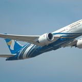 Platz 8: Oman Air  Newcomer unter den Top 10 ist die Fluggesellschaft Oman Air mit Sitz im Maskat, die erst vor wenigen Jahren auch ins Langsteckengeschäft eingestiegen und vor Conona zum Beispiel von München via Oman nach Bangkok geflogen ist.