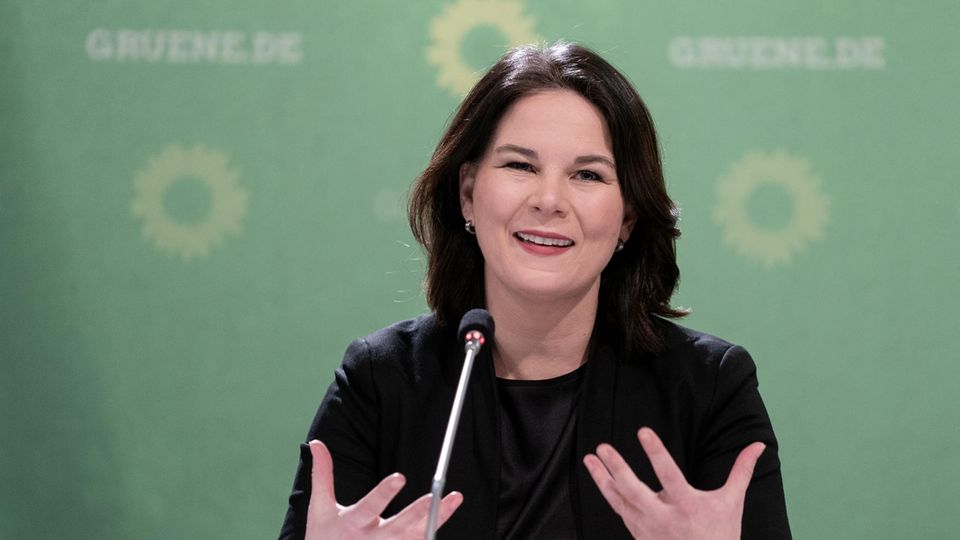 Annalena Baerbock Corona Pandemie FFP2 Maske Grünen-Vorsitzende Annalena Baerbock fordert in der Corona-Pandemie mehr Homeoffice in Deutschland – und FFP2-Masken für alle.