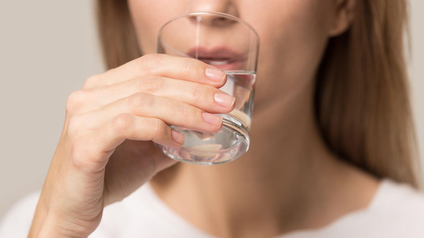 Eine Frau trinkt Wasser aus einem Glas