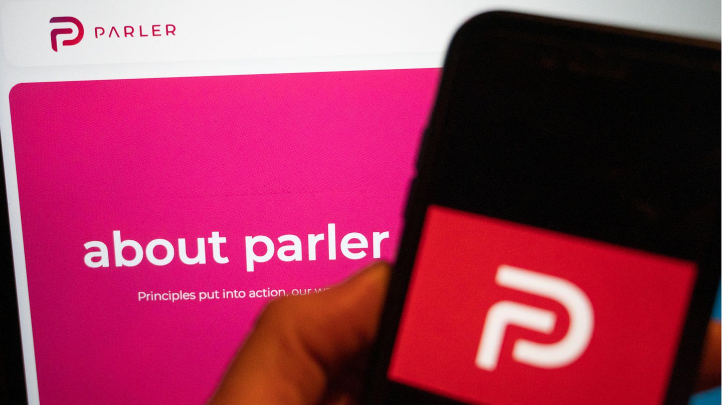Handy und Monitor mit Logo des Social-Media-Kanals Parler