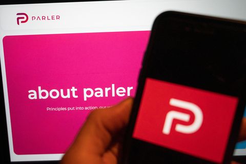 Handy und Monitor mit Logo des Social-Media-Kanals Parler