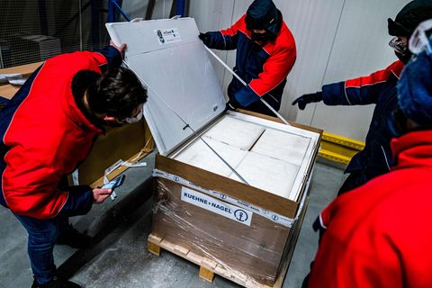 Mitarbeiter des Pharmalogistik-Unternehmens Movianto mit dem Moderna-Impfstoff. Die Bundesländer sollen heute die ersten Dosen des Corona-Impfstoffs des US-Herstellers geliefert bekommen.