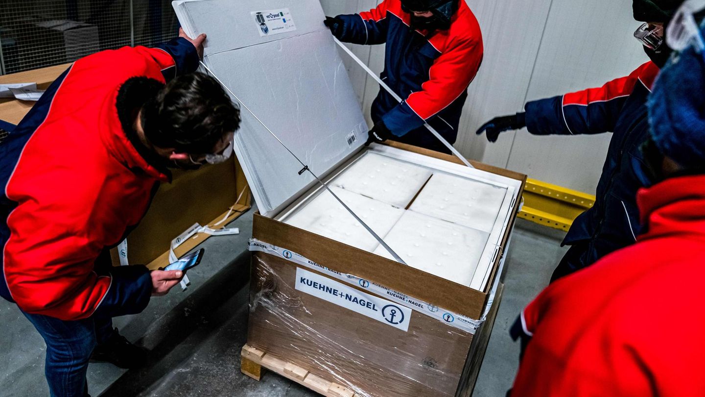 Mitarbeiter des Pharmalogistik-Unternehmens Movianto mit dem Moderna-Impfstoff. Die Bundesländer sollen heute die ersten Dosen des Corona-Impfstoffs des US-Herstellers geliefert bekommen.