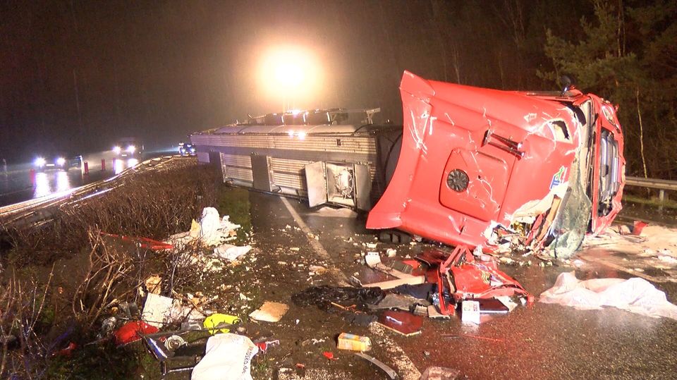Nachrichten Deutschland Walsrode A27 Ein Lkw liegt nach einem Unfall auf einer Autobahn auf der Seite und hat seine Ladung verloren