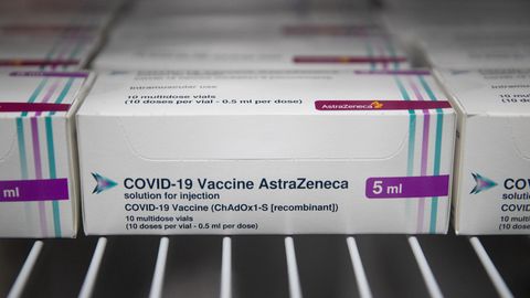 Ampullen mit dem Corona-Impfstoff des Herstellers AstraZeneca stehen in kleine Kartons verpackt in einem Kühlschrank