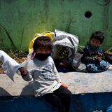 Ein kleines Mädchen schwenkt eine weiße Flagge als Zeichen ihrer Hungersnot.