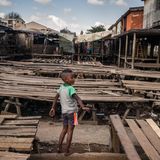 Ein Kind spielt in einem zerstörten Dorf in Madagaskar.