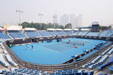 Blick über einen Tennisplatz