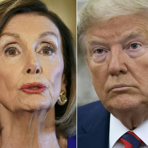 Links ist das Gesicht von Nancy Pelosi zu sehen, rechts das von Donald Trump