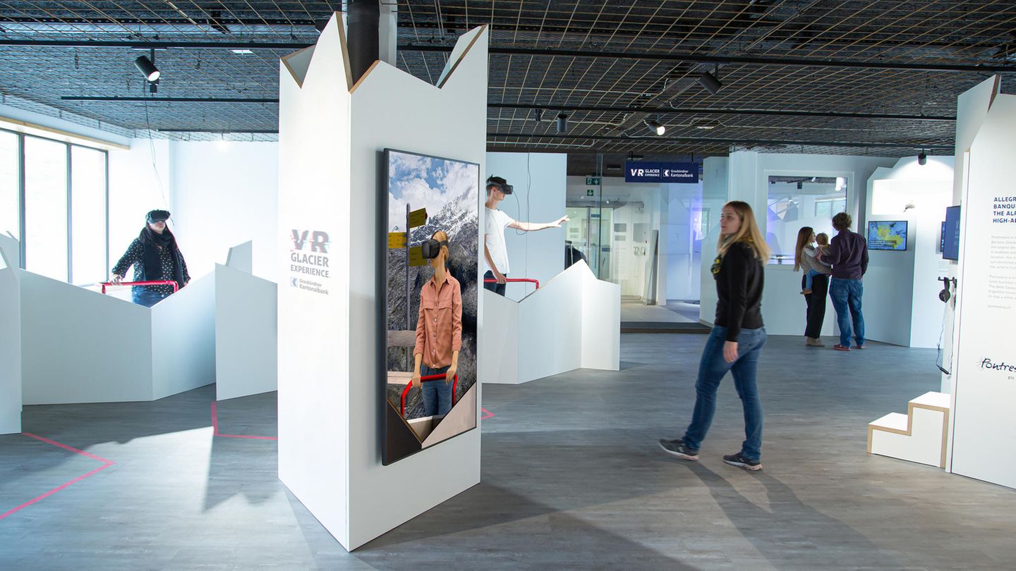 Stille Tage in den Bergen: Die Gletscher in den Alpen schrumpfen dramatisch. Die neue interaktive Ausstellung im ehemaligen Restaurant der Diavolezza-Talstation zeigt auf, welche Auswirkungen der Klimawandel auf das Hochgebirge hat. Besucher der Virtual Reality Glacier Experience erleben am Beispiel des Morteratschgletschers eine virtuellen Zeitreise von 1875 bis 2090. Infos: https://glacierexperience.com Die Gletscher in den Alpen schrumpfen dramatisch. Die neue interaktive Ausstellung im ehemaligen Restaurant der Diavolezza-Talstation zeigt auf, welche Auswirkungen der Klimawandel auf das Hochgebirge hat. Besucher der Virtual Reality Glacier Experience erleben am Beispiel des Morteratschgletschers eine virtuellen Zeitreise von 1875 bis 2090. Infos: https://glacierexperience.com