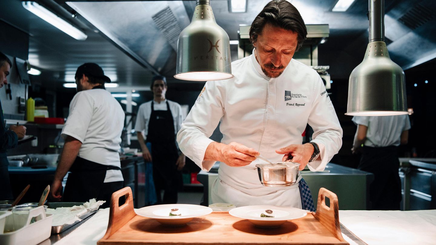 Mit dem Sternekoch auf Skitour: Franck Reynaud empfiehlt seinen Gästen den Aufstieg mit Tourenskis zur Berghütte Les Violettes, oberhalb von Crans-Montana im Wallis gelegen. Auf 2300 Metern Höhe gibt es leckeres Fondue, begleitet vom Wein der Kellereien des Hochplateaus. Nach einem Kaffee erfolgt die Abfahrt mit Stirnlampen.  Infos: www.crans-montana.ch