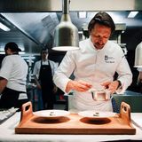 Mit dem Sternekoch auf Skitour: Franck Reynaud empfiehlt seinen Gästen den Aufstieg mit Tourenskis zur Berghütte Les Violettes, oberhalb von Crans-Montana im Wallis gelegen. Auf 2300 Metern Höhe gibt es leckeres Fondue, begleitet vom Wein der Kellereien des Hochplateaus. Nach einem Kaffee erfolgt die Abfahrt mit Stirnlampen.  Infos: www.crans-montana.ch