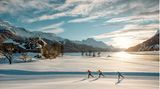 Auf Langlaufskiern durch das Engadin: Ganz im Westen des Oberengadins in Maloja beginnt die mehrtägige Tour bis Martina an der Grenze zu Österreich im Osten, die in mehrere Abschnitte gegliedert ist. Knapp 100 Kilometer geht es in der Loipe im breiten Inntal flussabwärts - durch die weite Landschaft des Engadins mit verschneiten Bergdörfern. Zu Erleichterung kann auch zwischendurch auf die Rhätische Bahn umgestiegen werden.  Infos: www.engadin.ch/de/langlauf