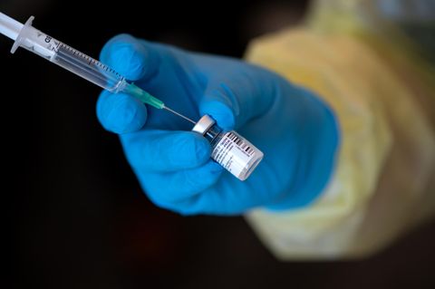 Eine Mitarbeiterin vom bayerischen roten Kreuz (BRK) bereitet den Impfstoff von Biontech/Pfizer gegen das Coronavirus vor