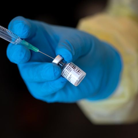Eine Mitarbeiterin vom bayerischen roten Kreuz (BRK) bereitet den Impfstoff von Biontech/Pfizer gegen das Coronavirus vor