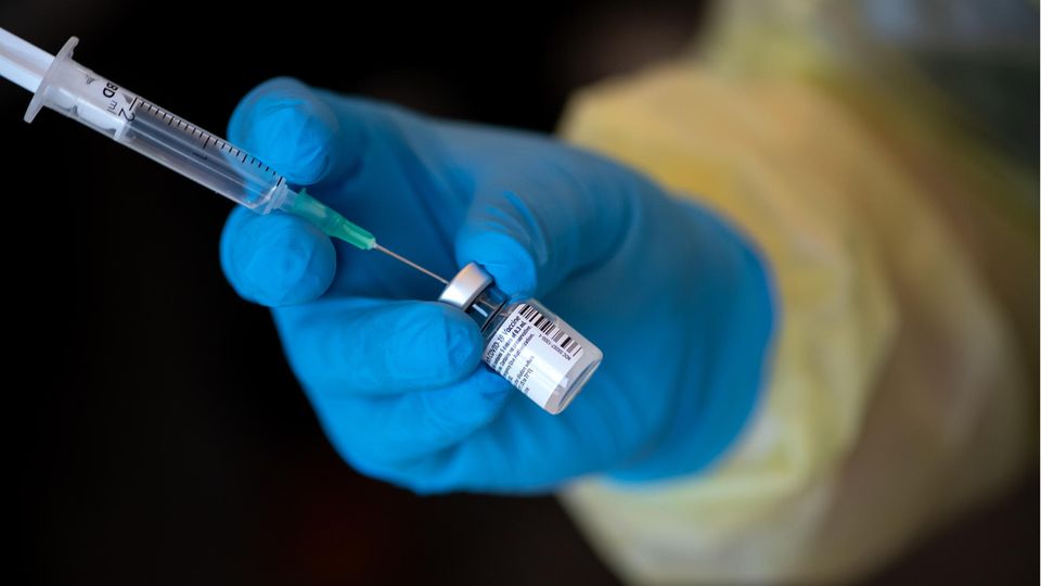 Eine Mitarbeiterin vom bayerischen roten Kreuz (BRK) bereitet den Impfstoff von Biontech/Pfizer gegen das Coronavirus vor