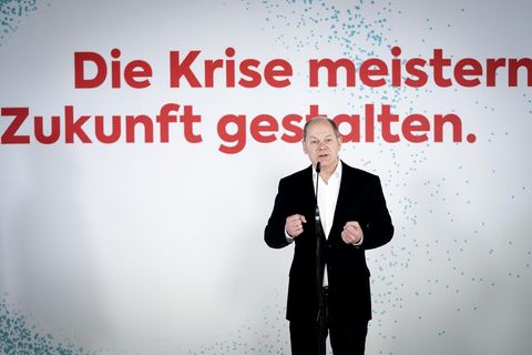 Olaf Scholz, im Hintergrund der Schriftzug "Die Krise meistern. Zukunft gestalten."