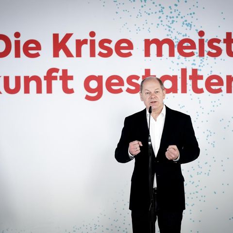Olaf Scholz, im Hintergrund der Schriftzug "Die Krise meistern. Zukunft gestalten."